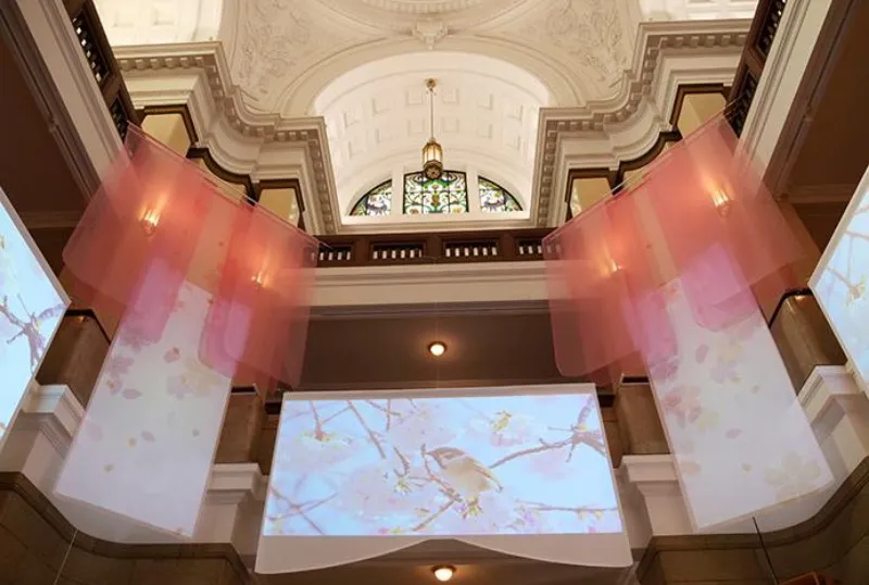 博物館エントランスを使ったオンラインセミナーの様子