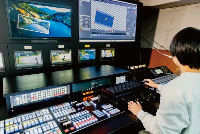 大学のスタジオシステムの操作卓の写真