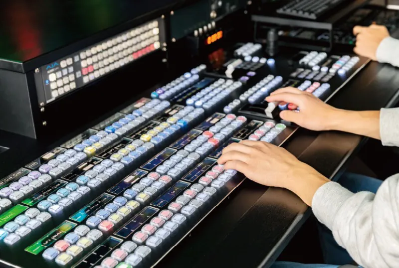 大学のスタジオシステムのスイッチャーの写真