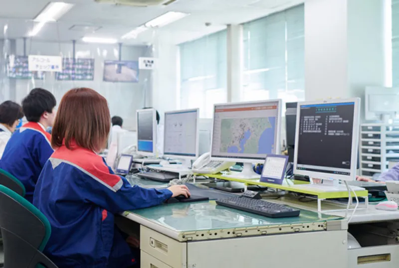 物流荷物の詳細情報を管理する女性