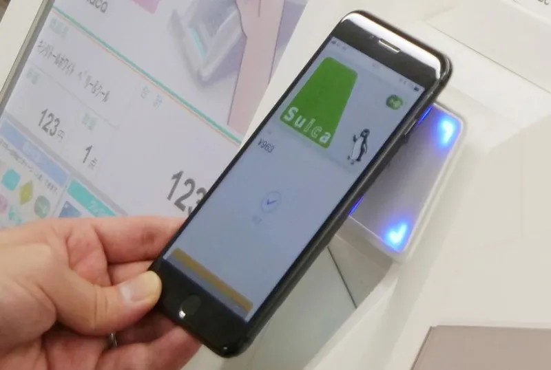 POS接続型マルチ決済端末を使ってスマートフォンで電子決済をしている様子