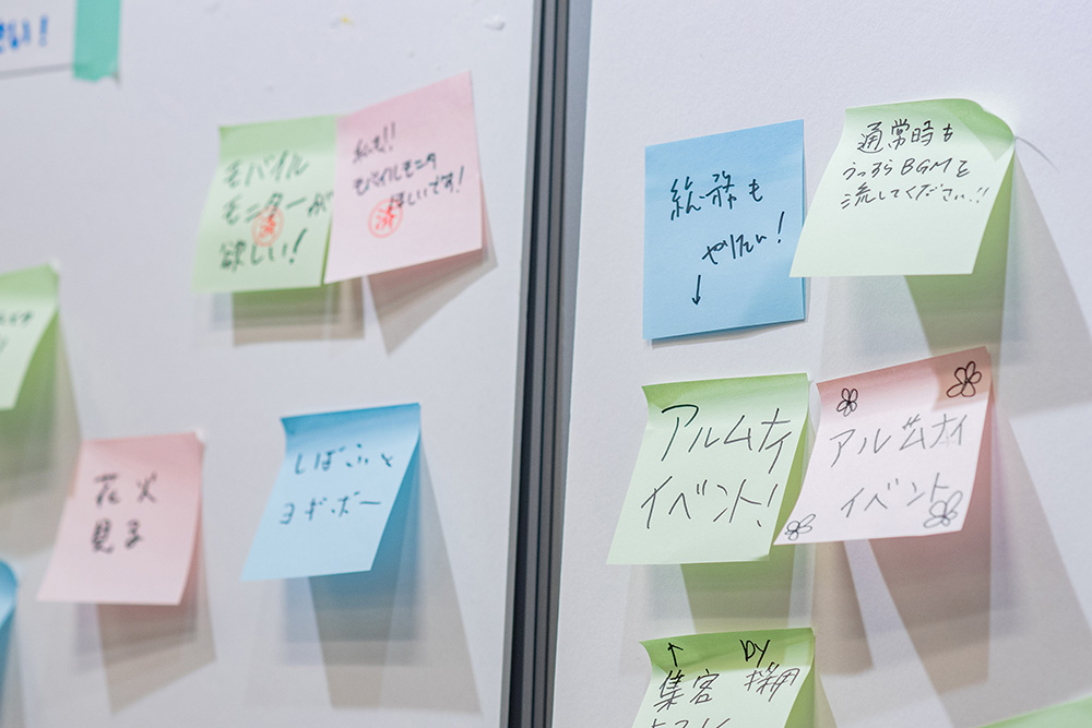 オフィス内のコラボレーションスペース「COMMONS」に付箋でアイデアを貼り出している写真