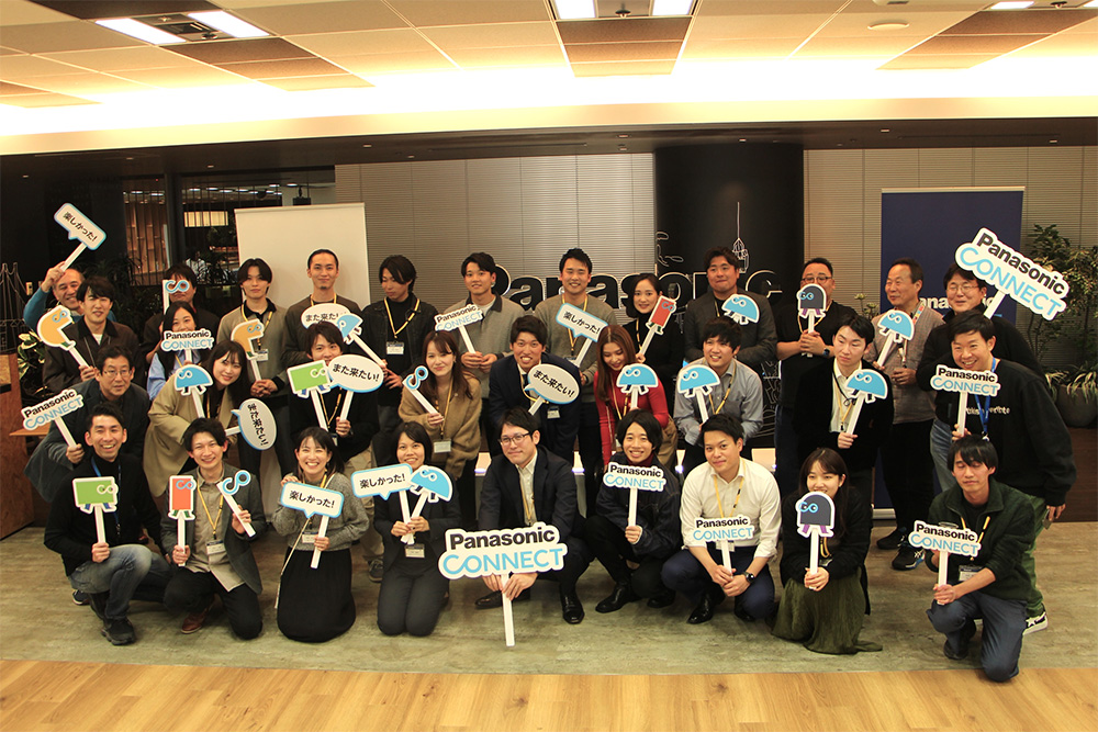 アルムナイのパーティーでの集合写真