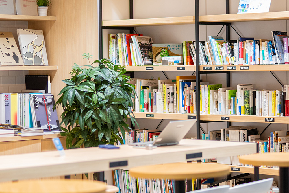 オフィスの一角にある本を自由に借りることができるスペースの写真