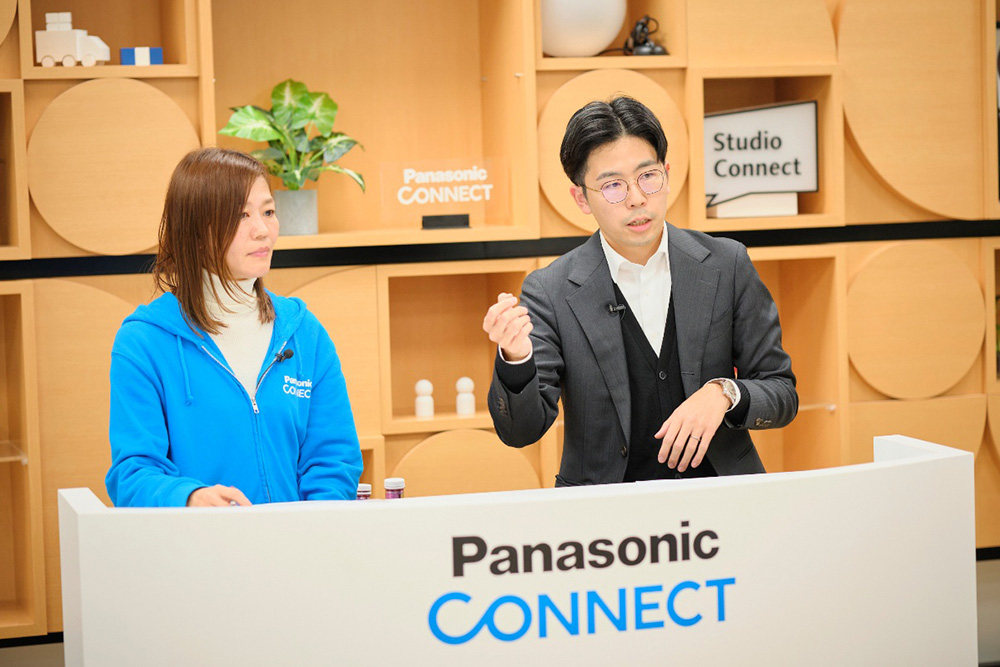 インタビュアーのパナソニック コネクト 谷原さん(左) と早川さん(右)の写真