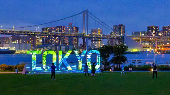 プロジェクター / デジタルサイネージシステム 四季折々の色鮮やかな映像上映を自動運用で実現